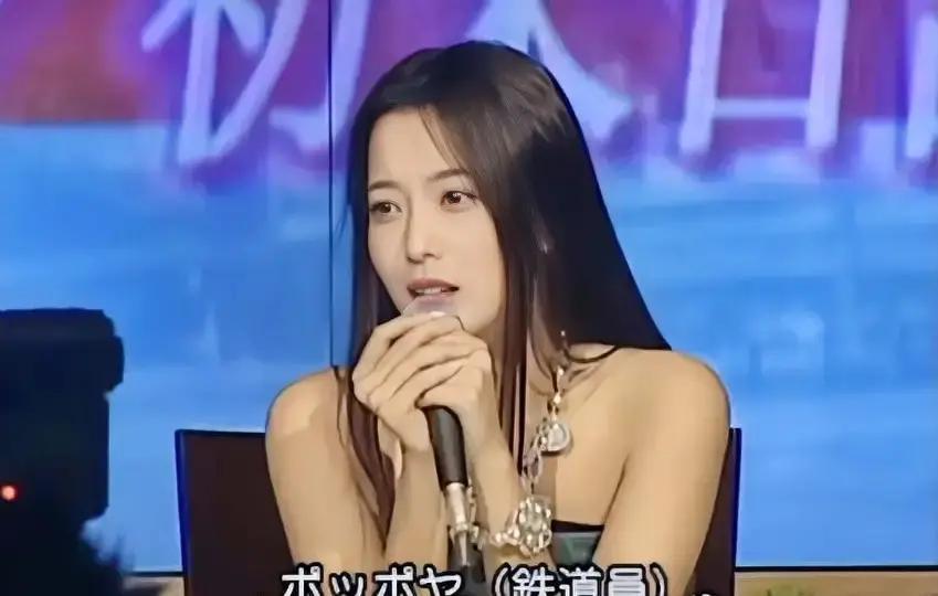 老公关掉电视那一刻，我偷笑了
 
《信义》播出那年，我36岁，他25岁。镜头里我