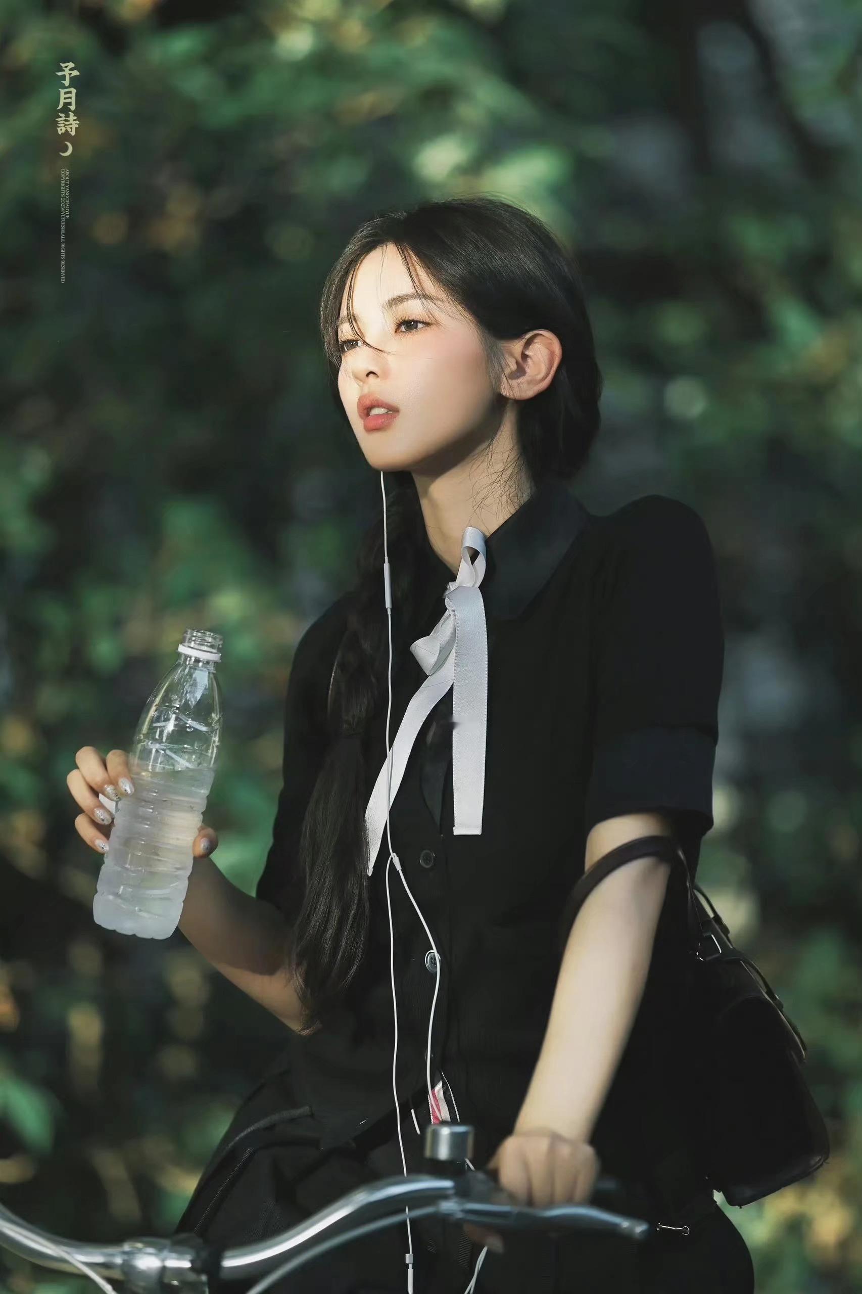 杨超越 的一组饭拍之前发过又刷到了 ​​​