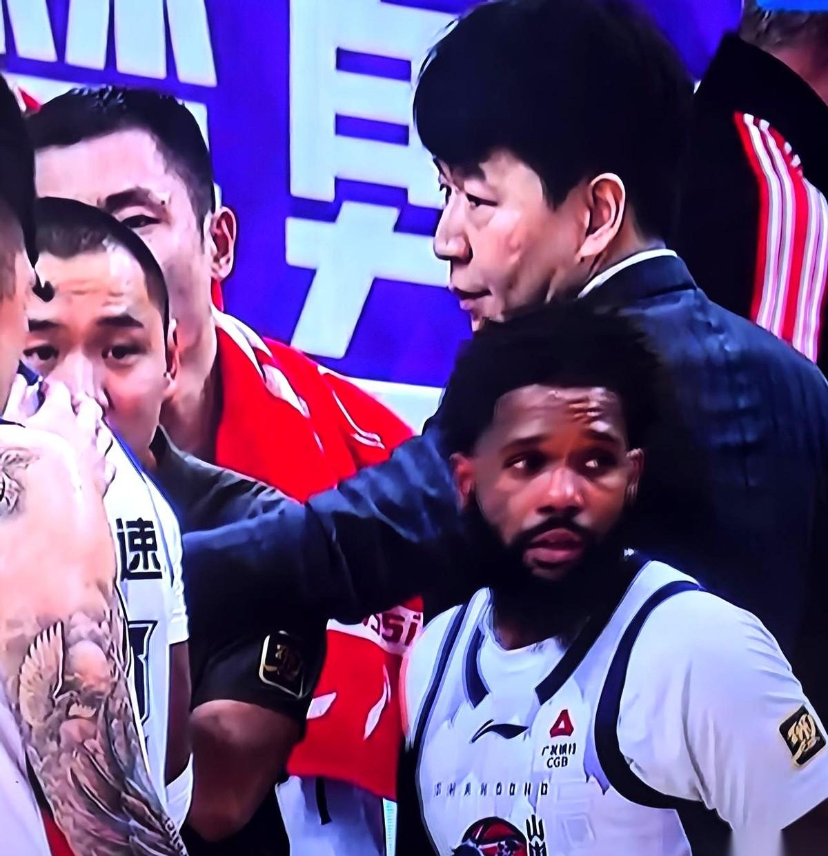 山东男篮，最近干了两件怪事，直接把自己送上了关注度第一。
第一件，1月4号，打同