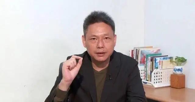 台湾时事评论员谢寒冰：你们知道中国大陆这个月在干什么吗？他在给全国的退伍军人制发