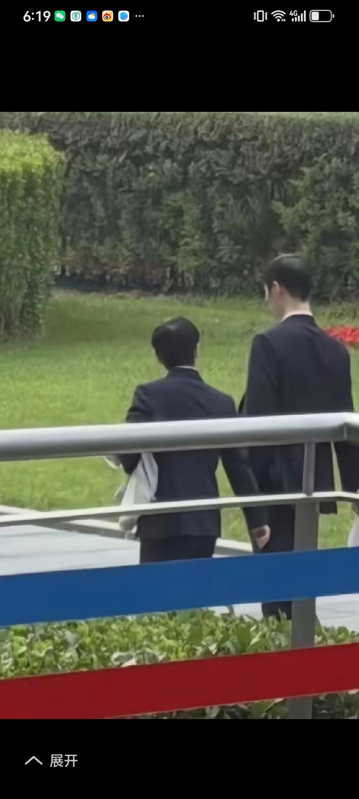 世乒赛结束其他队员都放假回家休息了，只有孙颖莎陪着王励勤主席参加活动，穿西装的莎