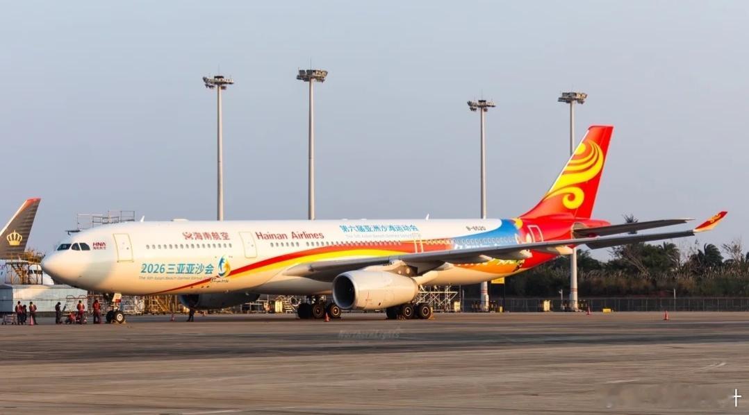 近日，有网友在机场拍到暖心一幕：海南航空注册号B-6520的空客A330-343