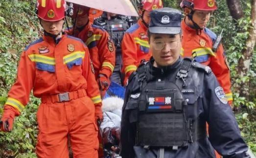 群众爬山时突发疾病，民警、消防、120迅速联动，从接报到救援各个环节衔接顺畅，为