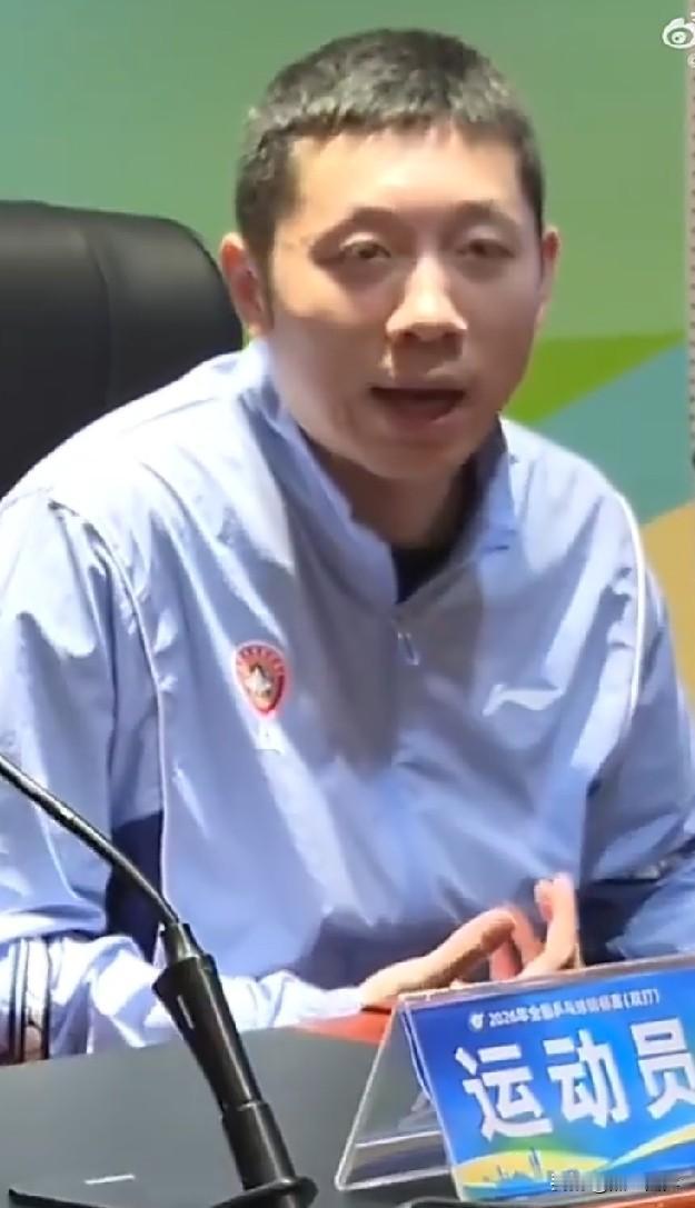 马龙许昕夺冠后，记者的问题给他俩挖了个大坑，看许昕如何高情商回答！

记者问：