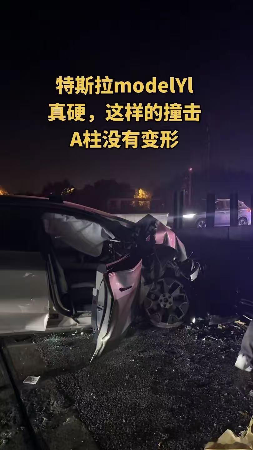 卧槽，这台Model YL是撞钢卷了吗没看到前面和挡风玻璃，从副驾侧看的话，确实