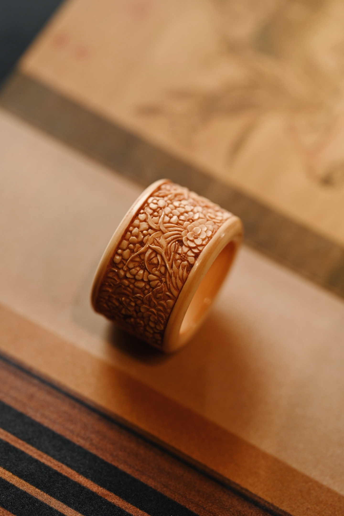 猛犸仿古 | 繁花 扳指仿古风格，雕刻诸花争艳斗妍，枝蔓流转，花瓣层叠，寓意四季