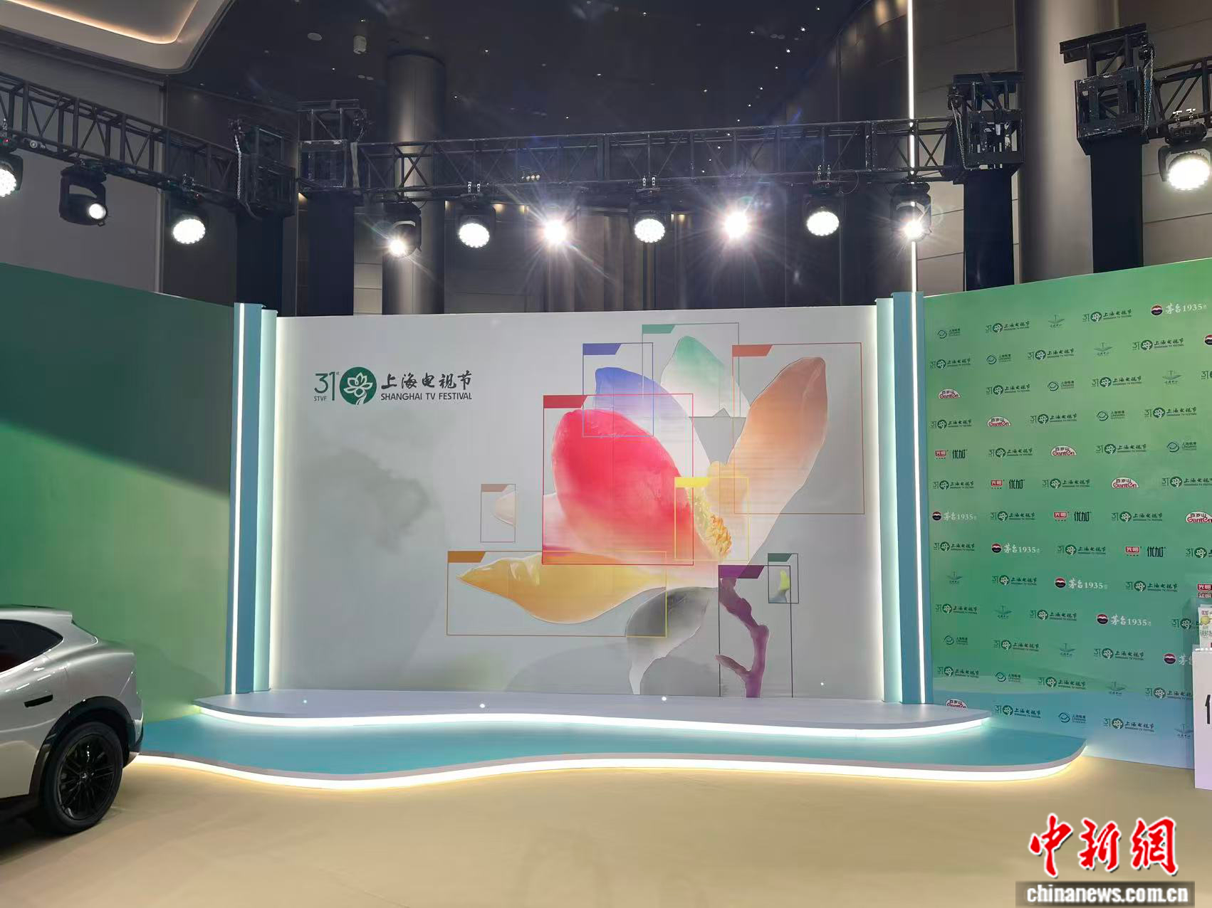 直击白玉兰红毯 小鱼妹儿的小伙伴前方已就位！今晚， 逐最佳男主角。孙俪入围最佳女