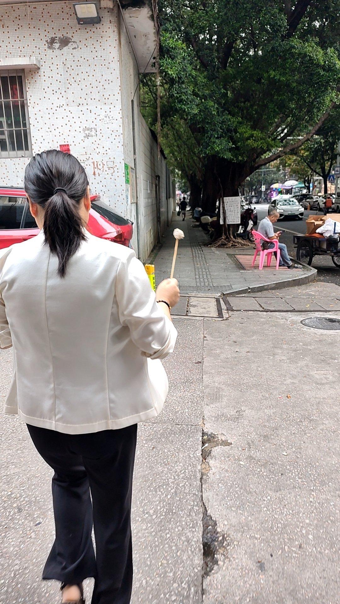 前面这女人路过钱大妈，促销员用竹签给她戳了个牛肉丸。正要拐弯的我赶紧也从促销员前