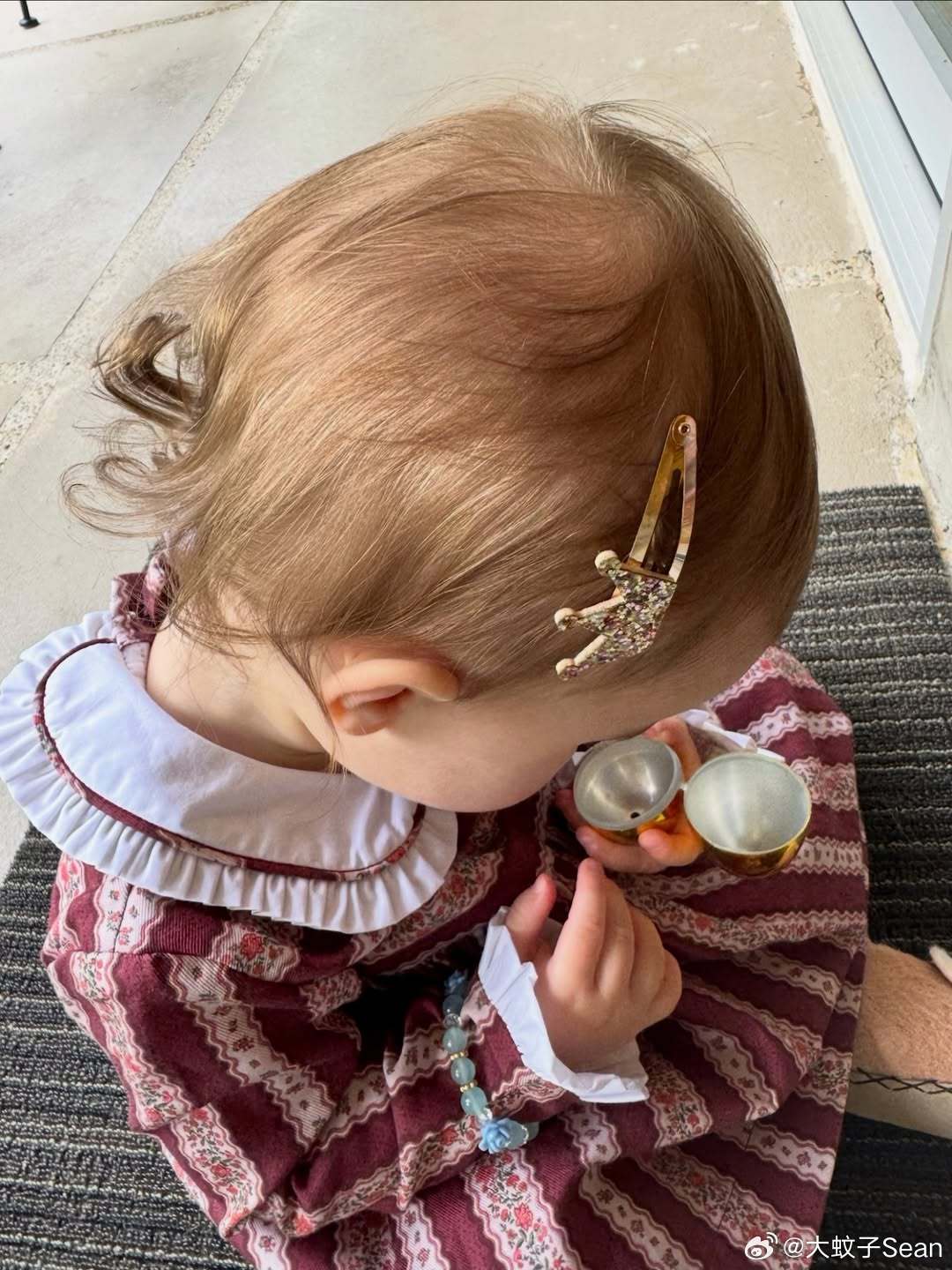 Lily collins莉莉柯林斯一家庆祝复活节，女儿Tove是个可爱的小卷毛，