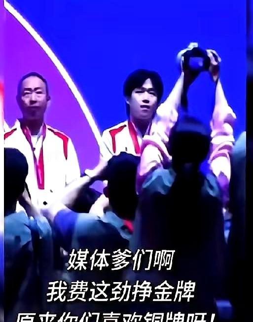 王楚钦巴黎奥运拿铜牌后被围堵，这事儿网友吵翻了！

半决赛输给樊振东拿到铜牌，赛