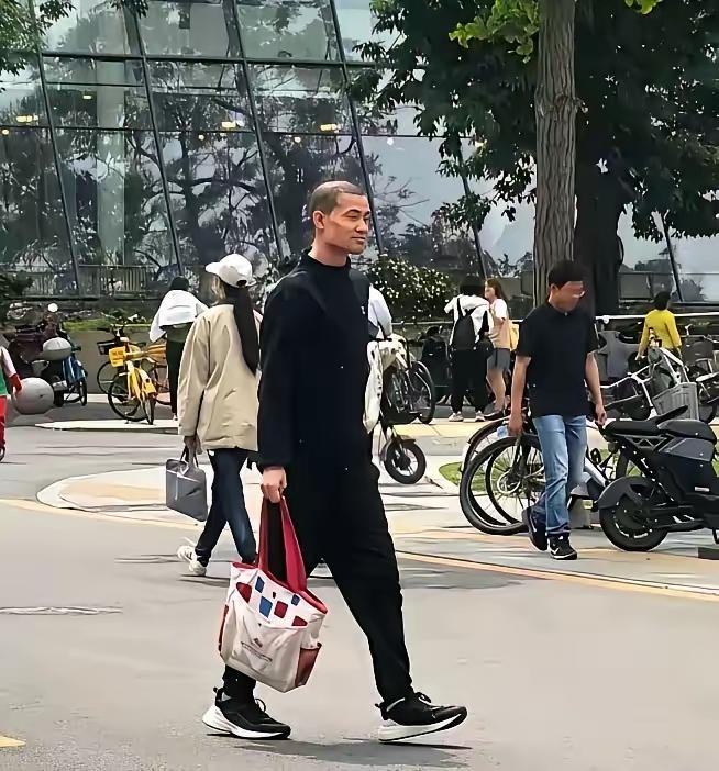 时隔半年，刮目相看，韦东奕出现在校园时有了新的变化。不只是手里的塑料袋变成了环保