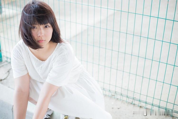 女人一生很难忘记的几种男人：
1、曾经伤害过她的渣男，女人年轻对爱情经验不足，很