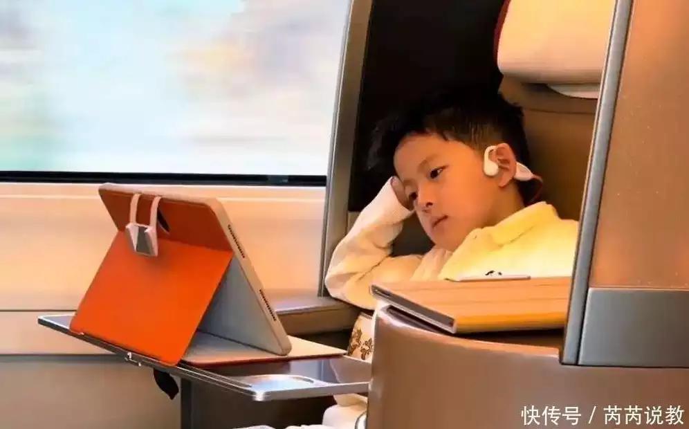 最近“高铁小少爷”事件火了。视频里小男孩坐高铁商务座端正看平板，评论区炸锅了。一