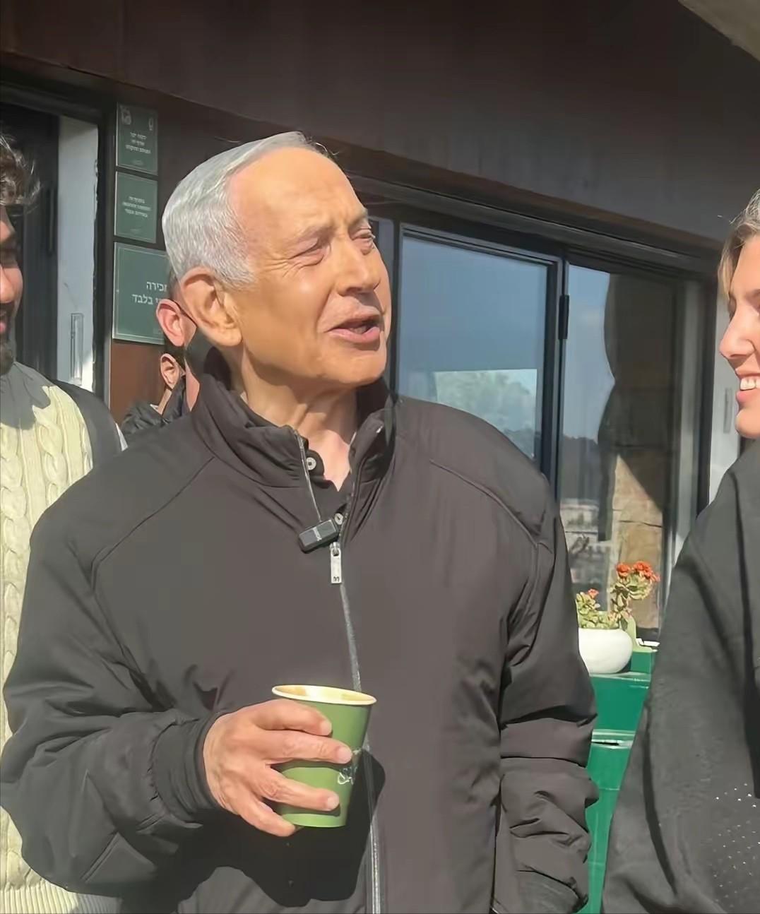 今天，内塔发视频，他在咖啡馆里，一边喝着饮料，一边让在场的人仔细观察他的双手。