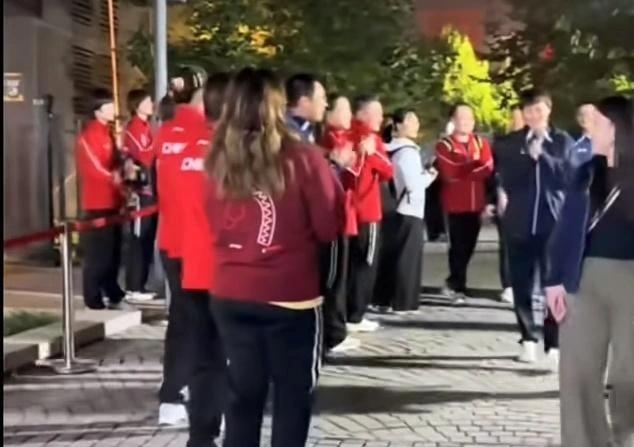 半决赛刚打完，王曼昱往酒店走的路上被几个队里的小妹妹拦住了。

主管教练任浩和体