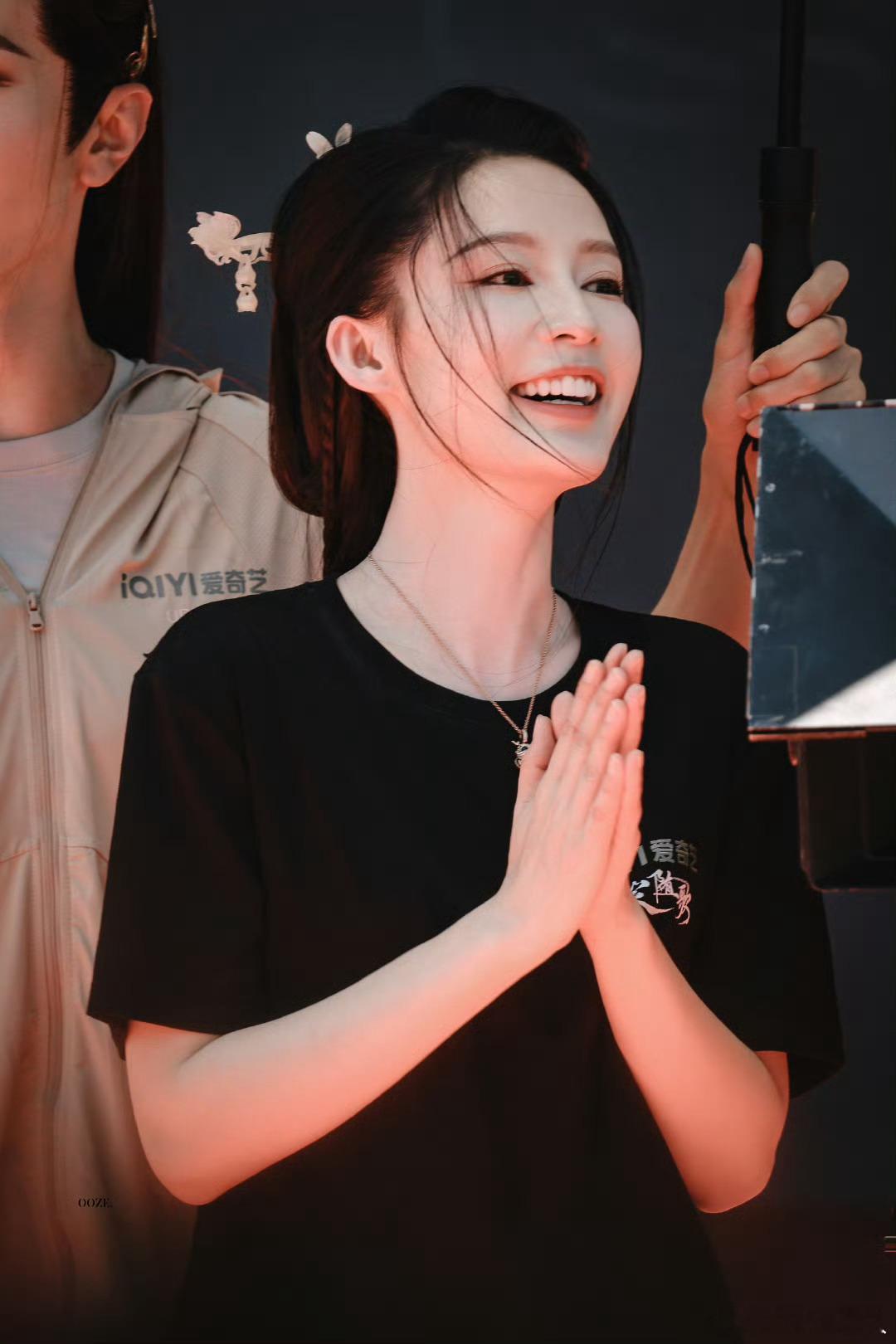 #李沁一笑随歌开机路透# 啊啊啊啊啊好美啊，清冷气质感扑面而来，太好看了！期待期