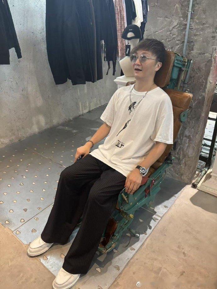 小高和刚晒出了他在上海坐拷问椅的照片，要起飞去外太空了[doge] 真放飞小高了
