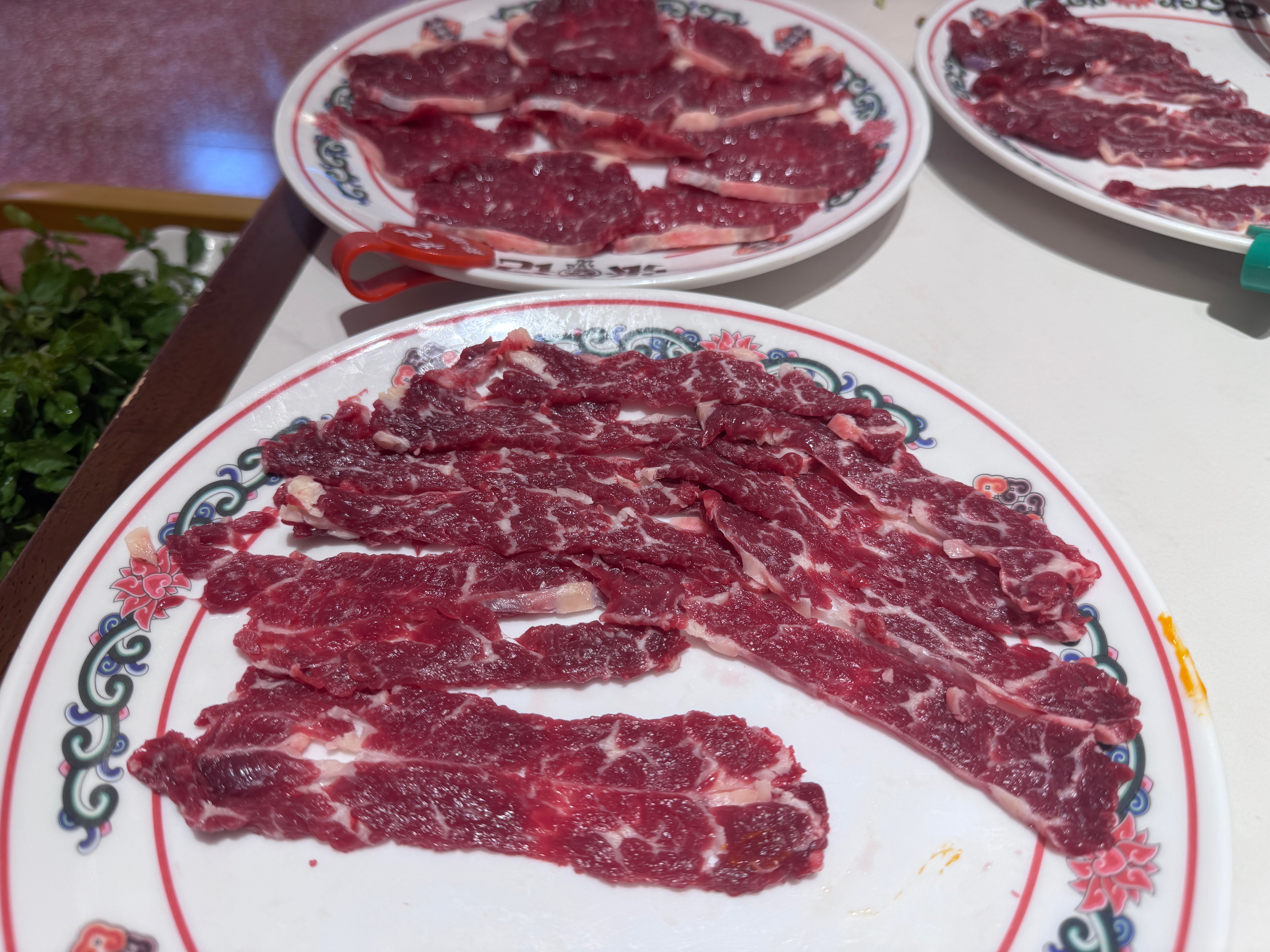 一个人吃牛肉火锅。这已经是最标准的生酮餐了吧？再不瘦的话我就要发脾气爆碳了[怒]
