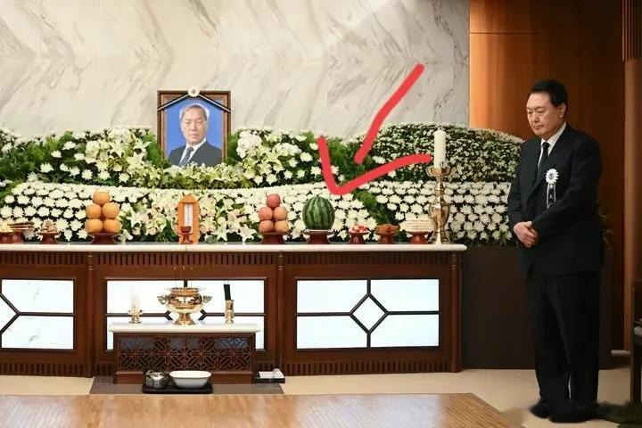 韩国总统尹锡悦父亲灵堂，摆放着祭奠日本安倍一样的贡品（瓜头）
8月17日，在这次