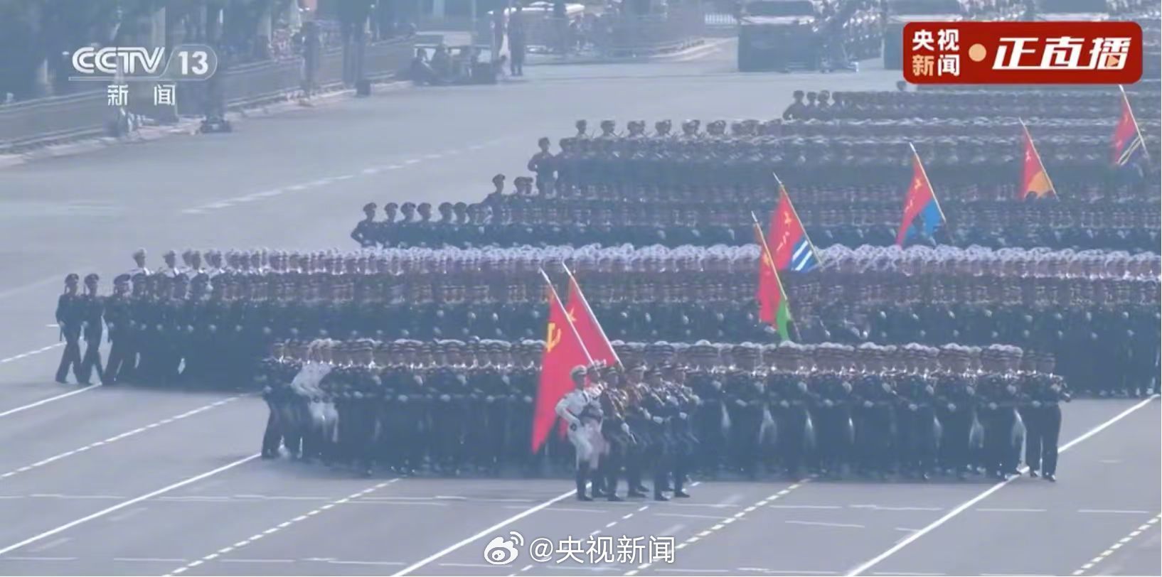 【受阅官兵将从天安门前豪迈通过】徒步方队调整队形，驾驶车辆和操作装备的官兵进入各