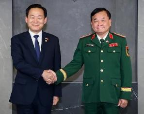 韩媒报道，越南副防长黄春战9月访韩期间，被爆性侵韩国女公务。具体描述是“在晚宴上