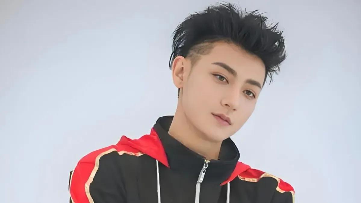 黄子韬直播恋爱秀，半退圈之谜引悬念

黄子韬，这位曾经的偶像男神，如今却在直播间