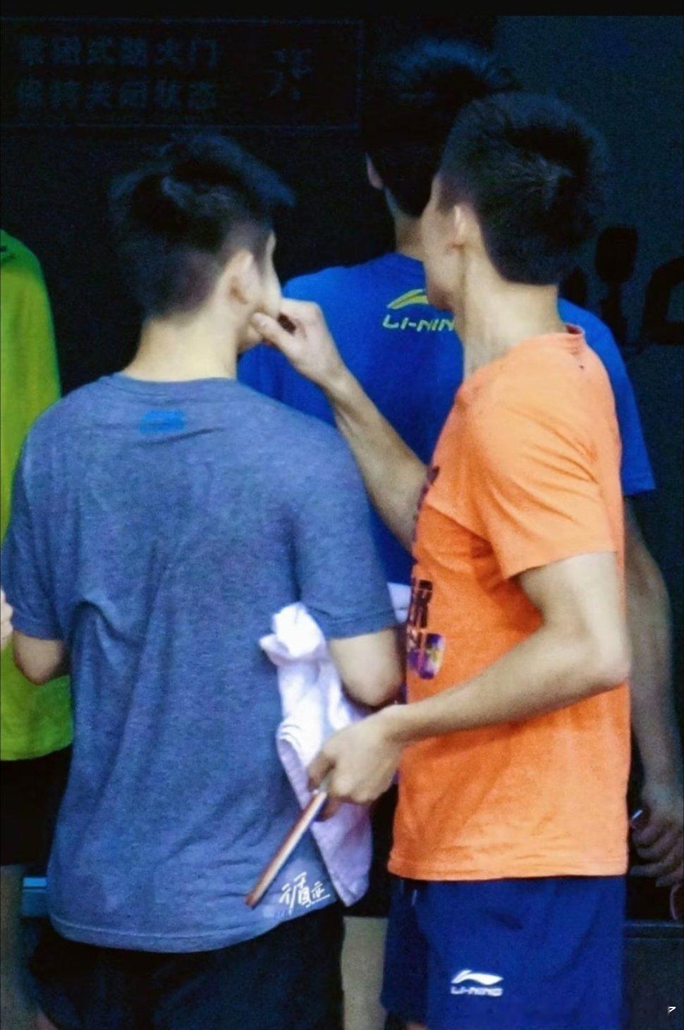 把东东的小脸揪成蜡笔小新了…哈哈哈 