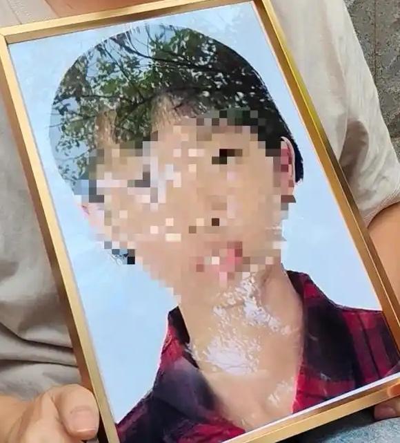 闻悉12岁的小琪琪在疯狂残暴的虐杀中离开这个世界，
我顿时感觉吹来的风都带着腥味