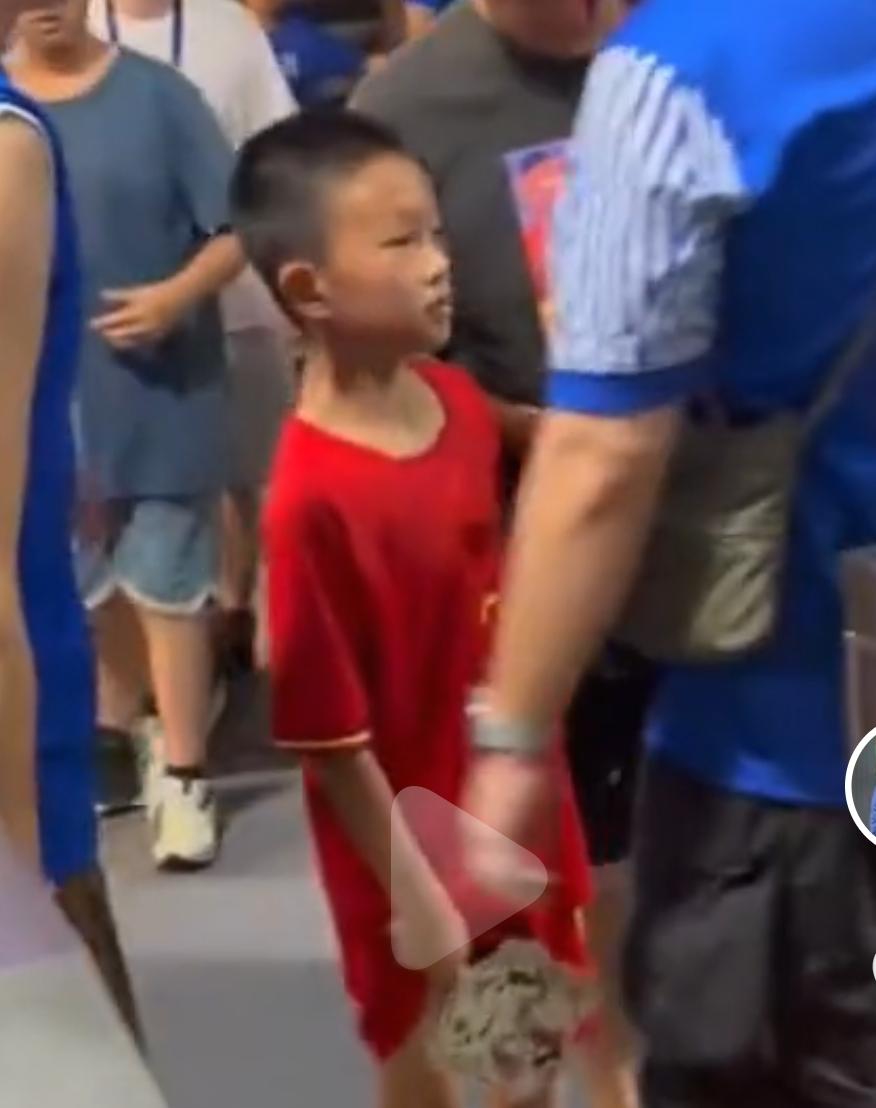 有点过分了，上海申花主场0:3输给北京国安后，一些上海球迷围住一名小孩进行了攻击