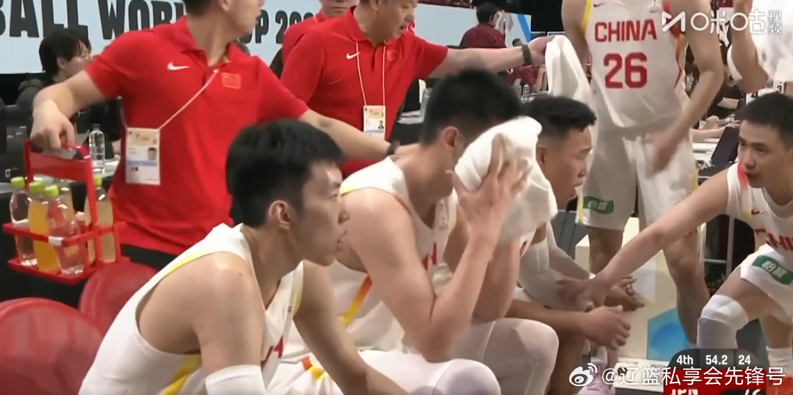 比赛末段仅剩50余秒，对手暂停调整的间隙，中国男篮替补席上的赵继伟，没有丝毫松懈