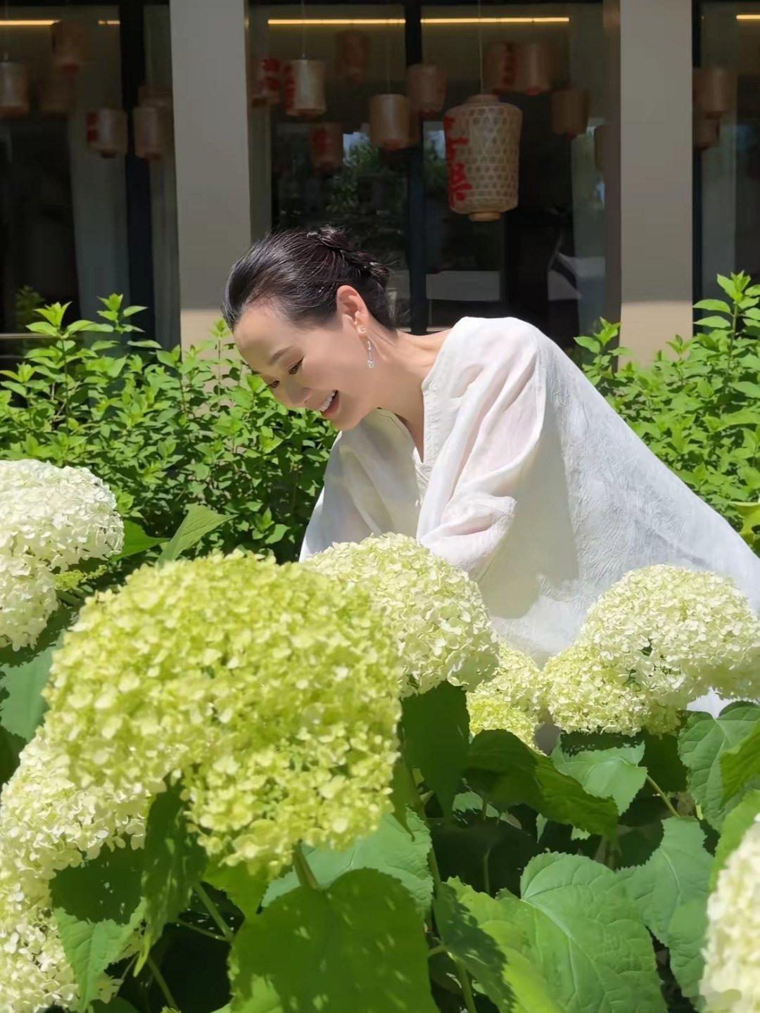 这是林依轮的老婆，妥妥的富婆，过着神仙般的日子 