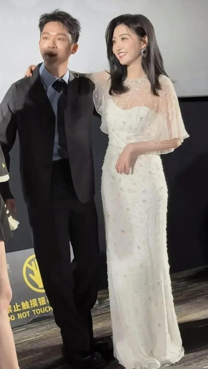 父母身体健康，孩子学业有成，老了有花不完的退休金，我想这就是幸福吧！