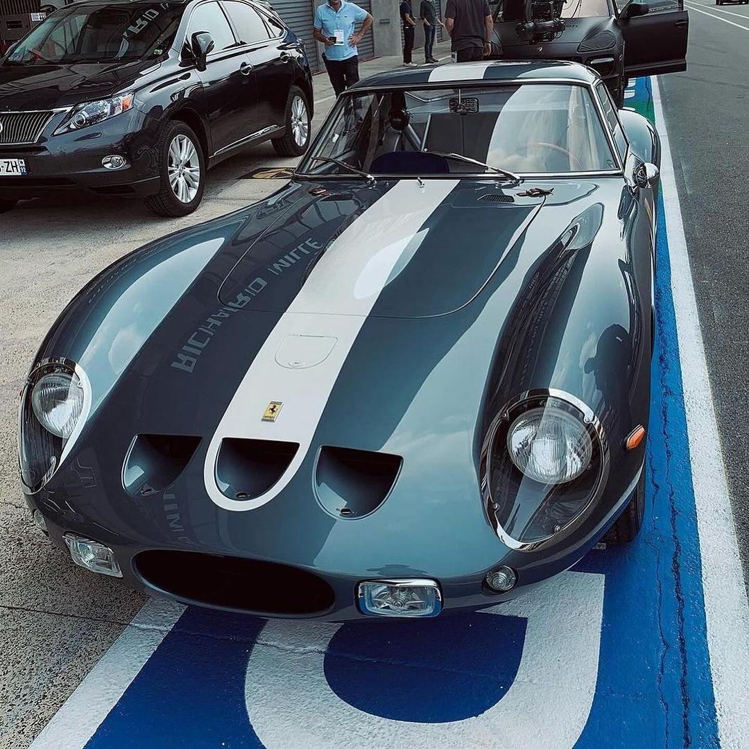 Ferrari 250 GTO (2号车)
某国的赛车场里停着一台成交价为7000万美金的法拉利250 GTO! 值得一提的是这台法拉利250 GTO是36台中的第二台！