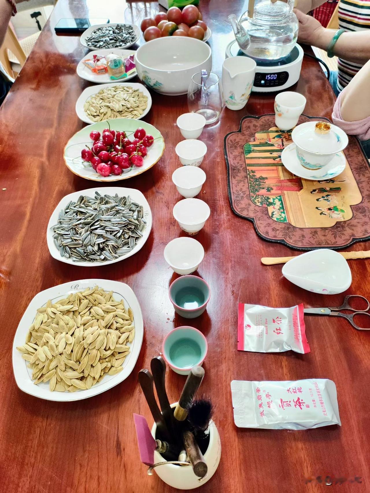 记录我的2026和许久不见的朋友们欢聚一堂，先围坐品茶嗑瓜子，再热热闹闹吃顿家常
