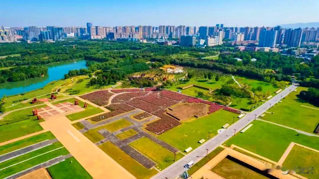 大明宫国家遗址公园深秋美景，周末有空来赏秋吧！步入大明宫国家遗址公园，秋天的色彩