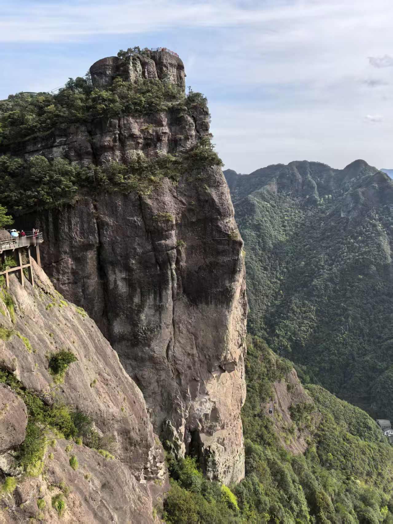 王法官从民庭调到刑庭了，她在民庭的案件也办理完了，但是她还在民庭的微信群里面，之