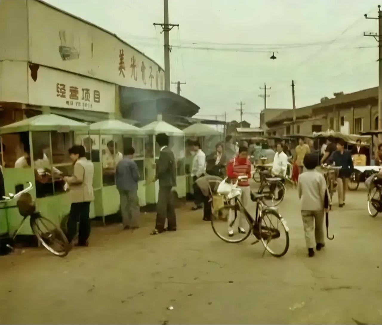 您能看出来这是北京的什么地方吗？还记得小时候吃的羊肉串吗？都是铁签子穿的，三毛钱