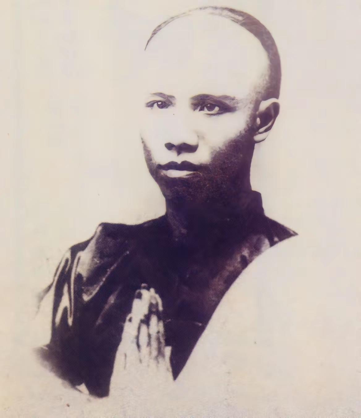 1898年，谭嗣同半夜找袁世凯“摊牌”，想让他带兵去颐和园“包饺子”。

老袁嘴