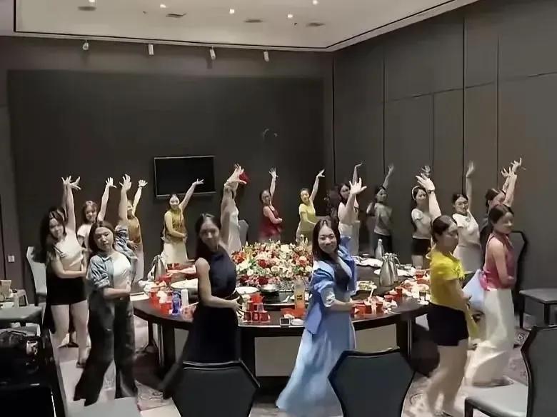 这些聚餐的都是什么人啊？吃个饭又唱又跳的，真把餐厅当自家KTV了！