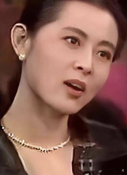 倪萍年轻的时候长着一张国泰民安的脸，颜值好高啊，端庄、大方、得体，温婉恬静，有种
