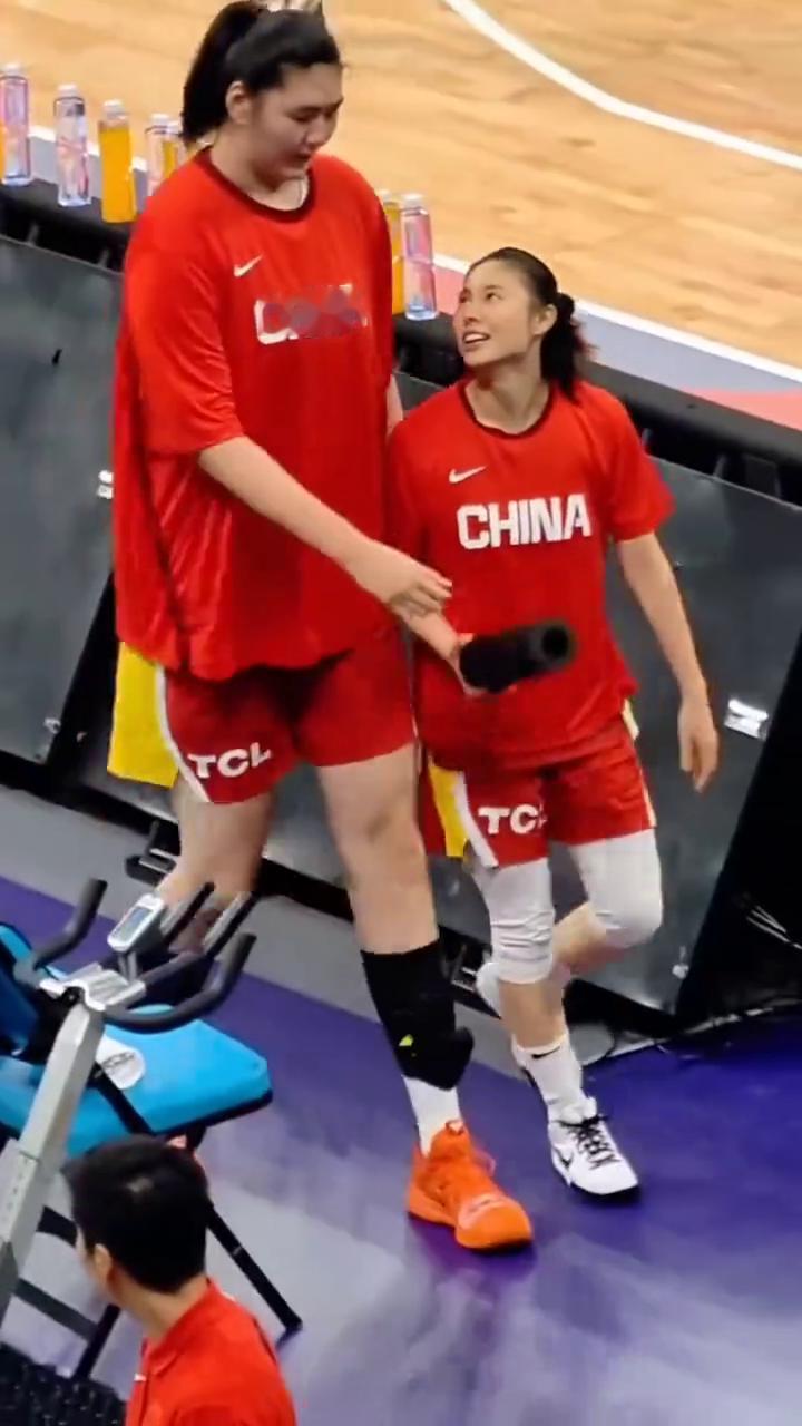 王思雨。
小的时候她在我这儿，现在我已经长到她这儿了，因为我是看着她长大的。我十