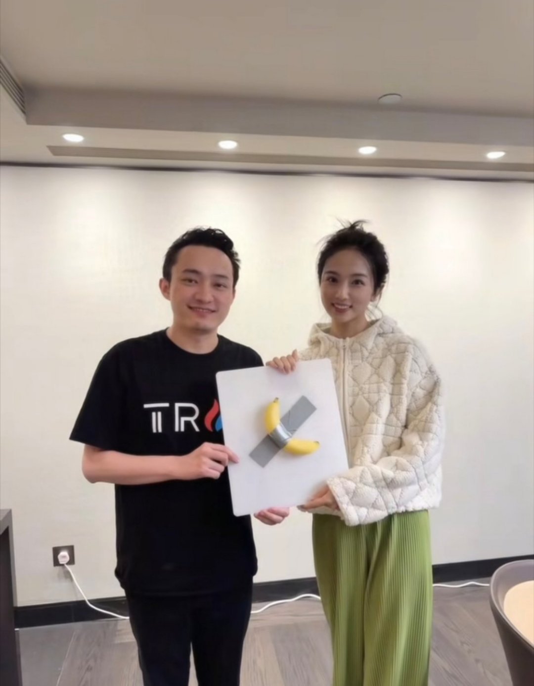 女演员蔡卓音晒和孙宇晨合照不知道本意想干啥，选这个时间点发动态，确实很容易引来争