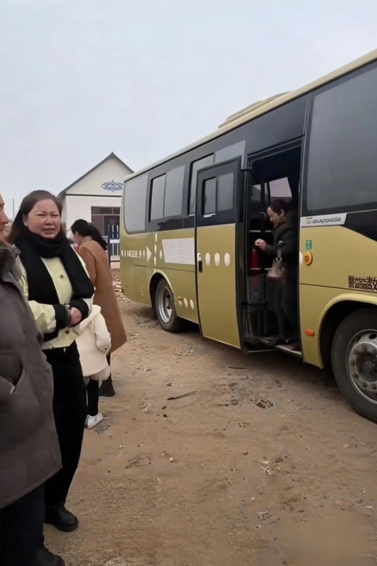 赤峰一位女子出嫁，娘家40人送20万牛羊，为何如此大阵仗？
 这是近日发生在内蒙