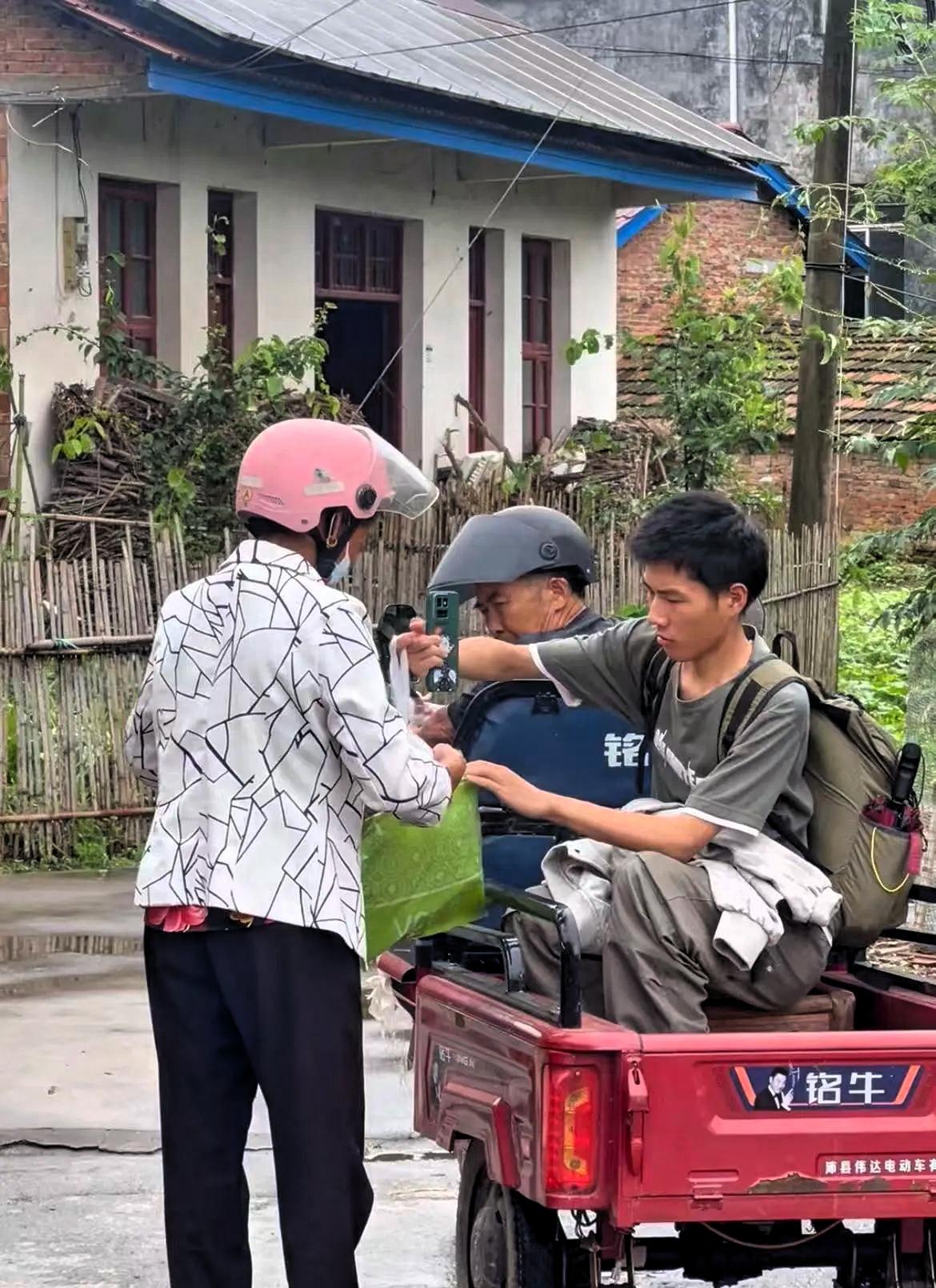 3岁妈走了，7岁爸走了。湖南常德18岁男孩左力，在伯伯家一住就是11年。刚高考完