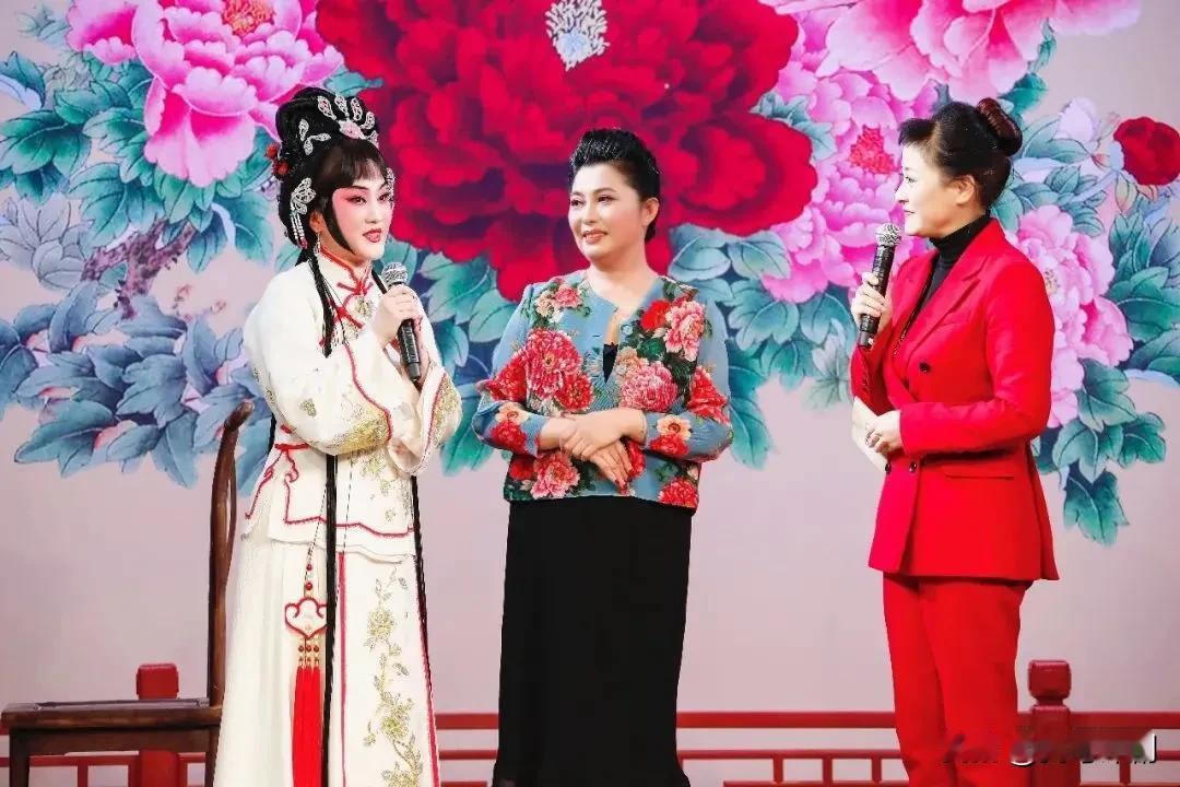 评剧名家高闯带领徒弟李爽在中国评剧院小剧场演出《回杯记》折子戏。