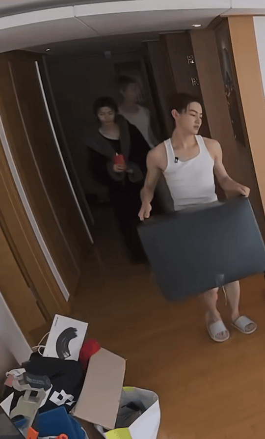 CORTIS的成员里面居然有贵妇啊，旁边还跟了个安保 ​​​