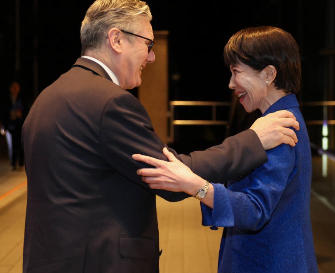 高市早苗的体面被彻底撕了下来！刚刚结束访华之旅的斯塔默也是“顺道”访问了一波日本