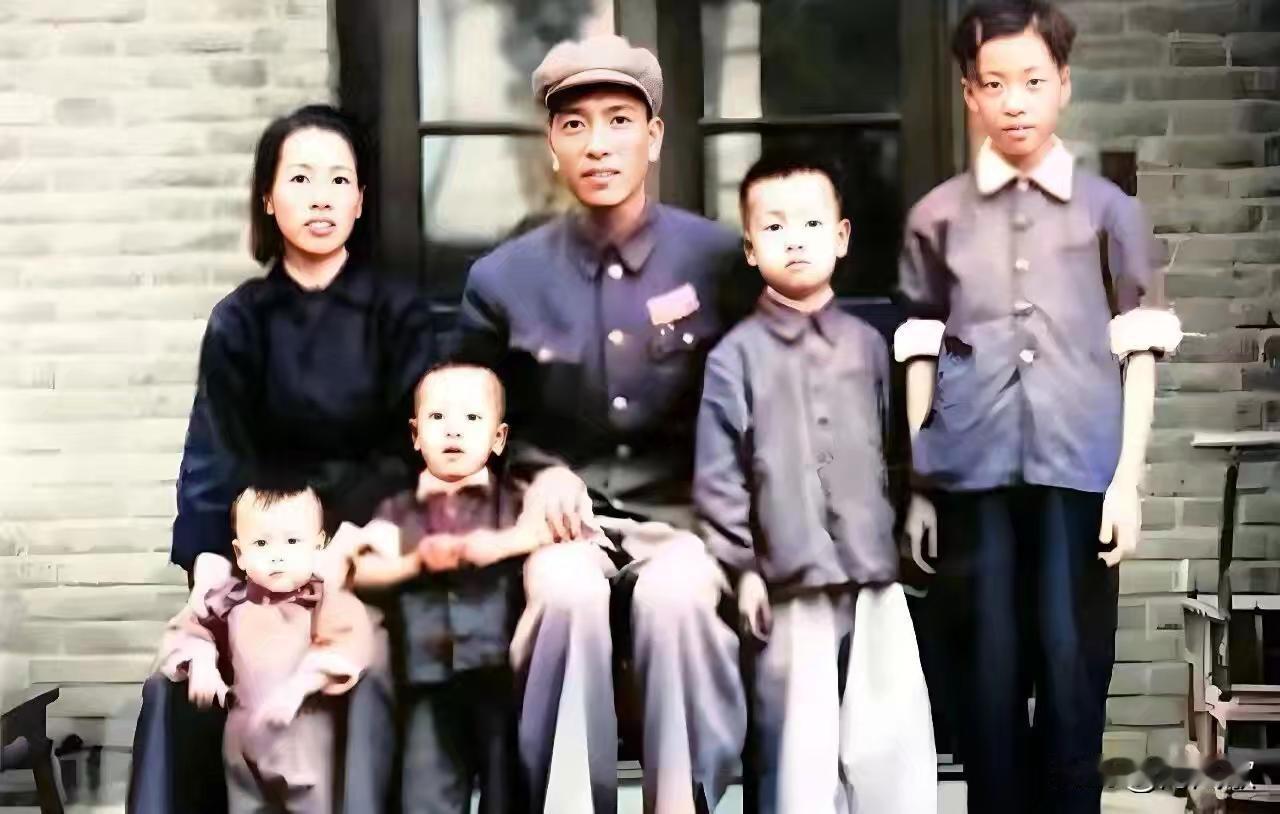1949 年耿飚一家人在西安的全家福
1949 年耿飚一家人在西安的全家福。耿飚