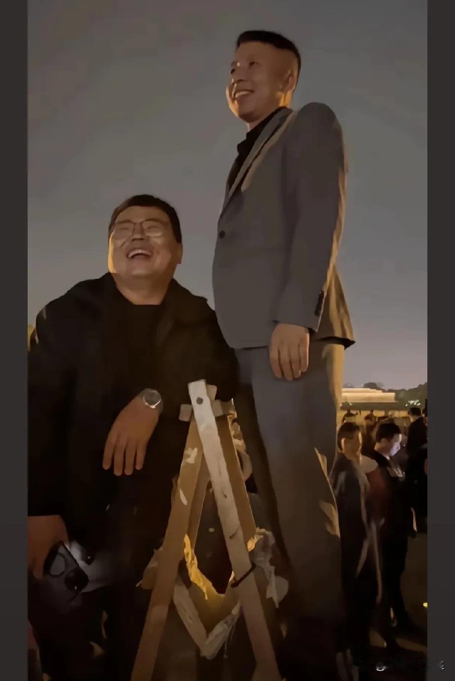 乡党太给力了！
妥妥的老丈人，
既感动又不失可爱[鼓掌][鼓掌][鼓掌]

娃回