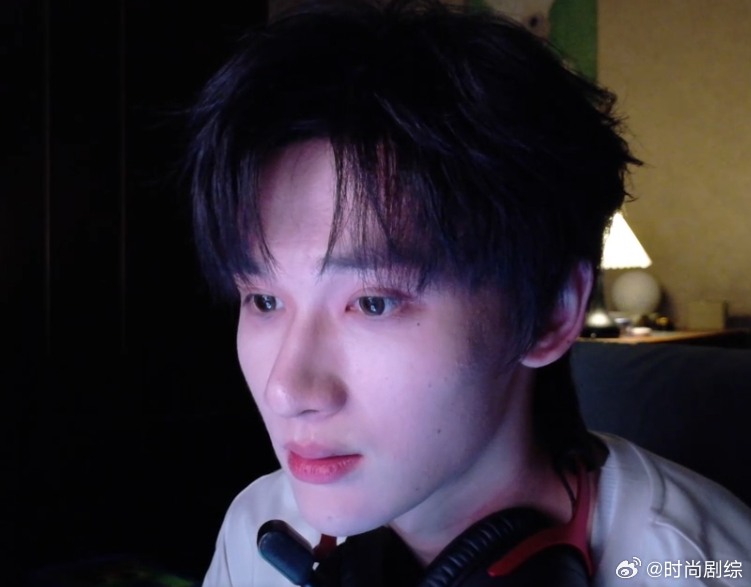 余宇涵520直播 余宇涵在520直播中为大家带来了亲切的互动和温馨的话语，仿佛在